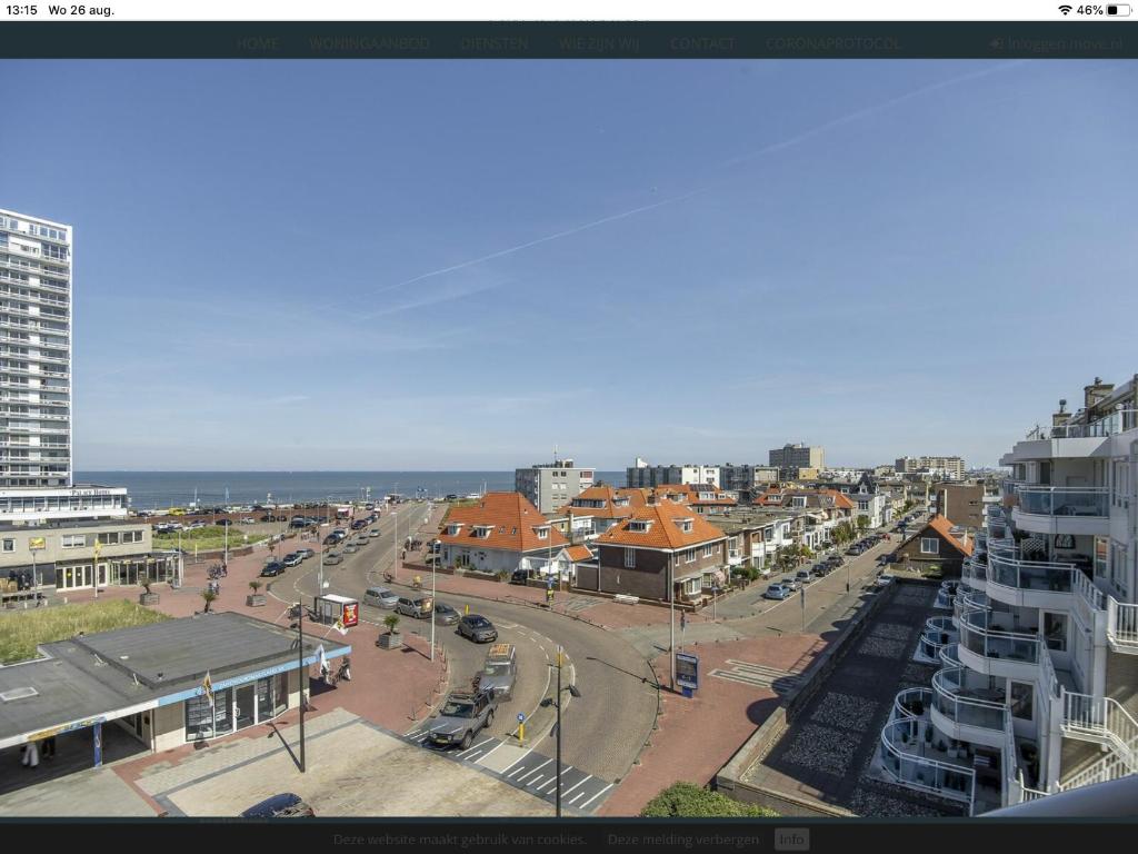 uma vista de uma cidade com o oceano ao fundo em Pension Sissi em Zandvoort