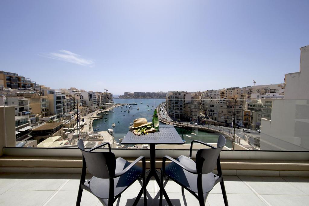 セントジュリアンズにあるLuxurious 3 bedroom apartment with breathtaking views - MMAI1-1の港の景色を望むバルコニー(テーブル、椅子付)