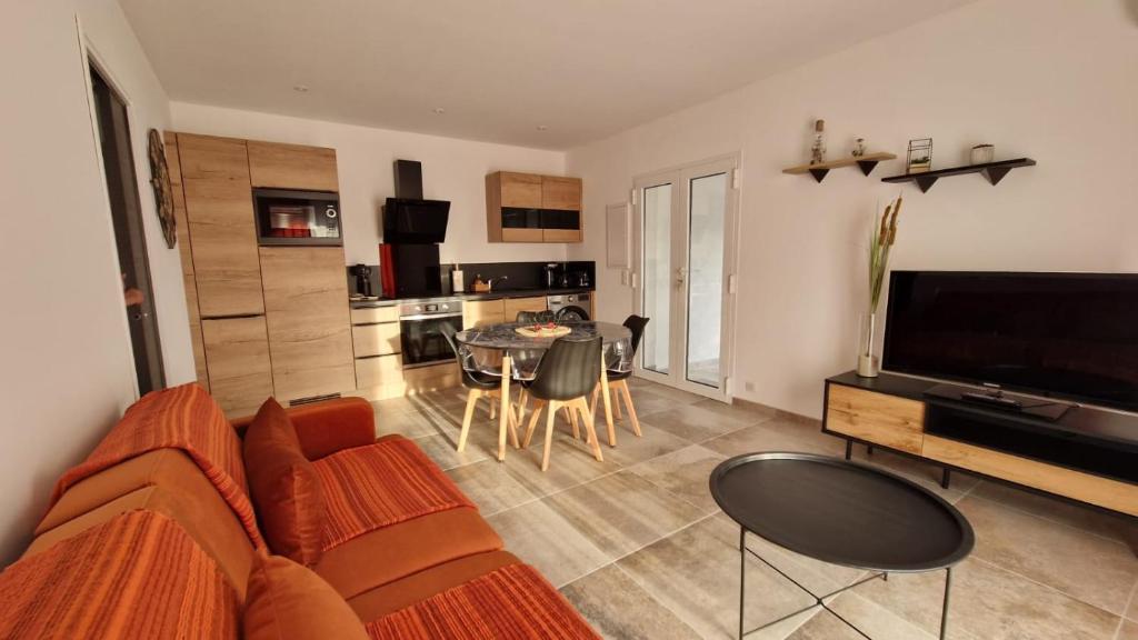 Televízia a/alebo spoločenská miestnosť v ubytovaní Petite maison en pierre
