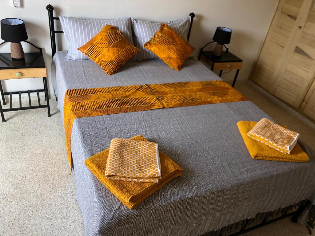 Ngaparou的住宿－Agréable Villa LuLu sur la côte - La Somone，一间卧室配有一张带两个枕头的床