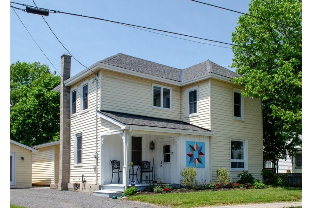 une maison blanche avec une étoile bleue peinte sur elle dans l'établissement Maison Bloomfield, à Bloomfield