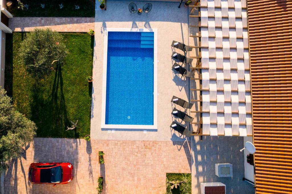 Bazén v ubytovaní Villa Gode -secluded house with heated pool near the beach alebo v jeho blízkosti