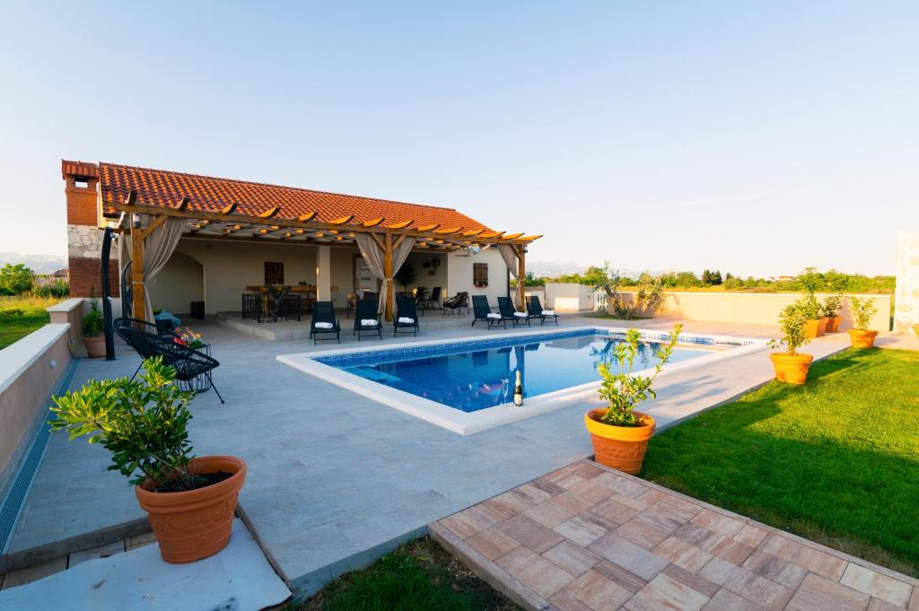 Bazén v ubytovaní Villa Gode -secluded house with heated pool near the beach alebo v jeho blízkosti