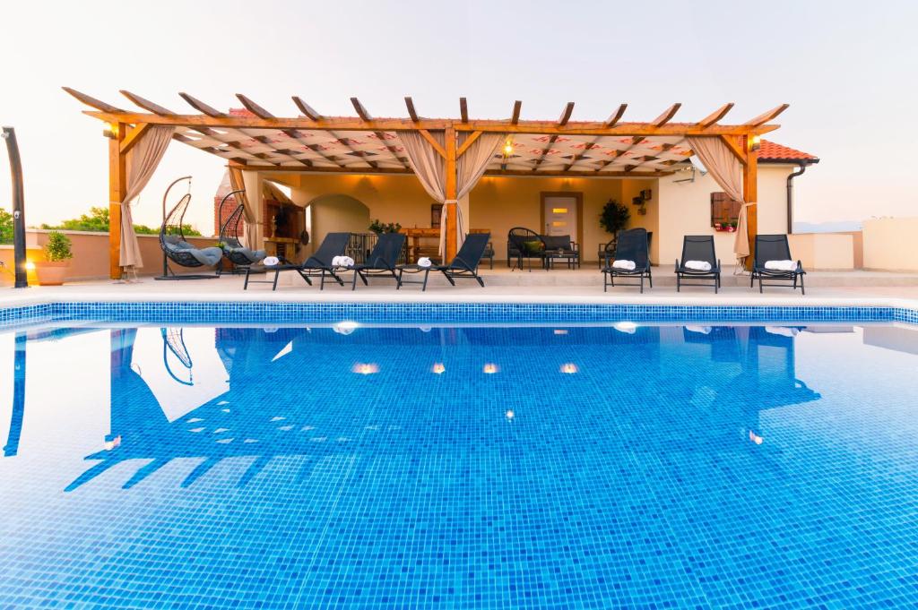 Bazén v ubytovaní Villa Gode -secluded house with heated pool near the beach alebo v jeho blízkosti