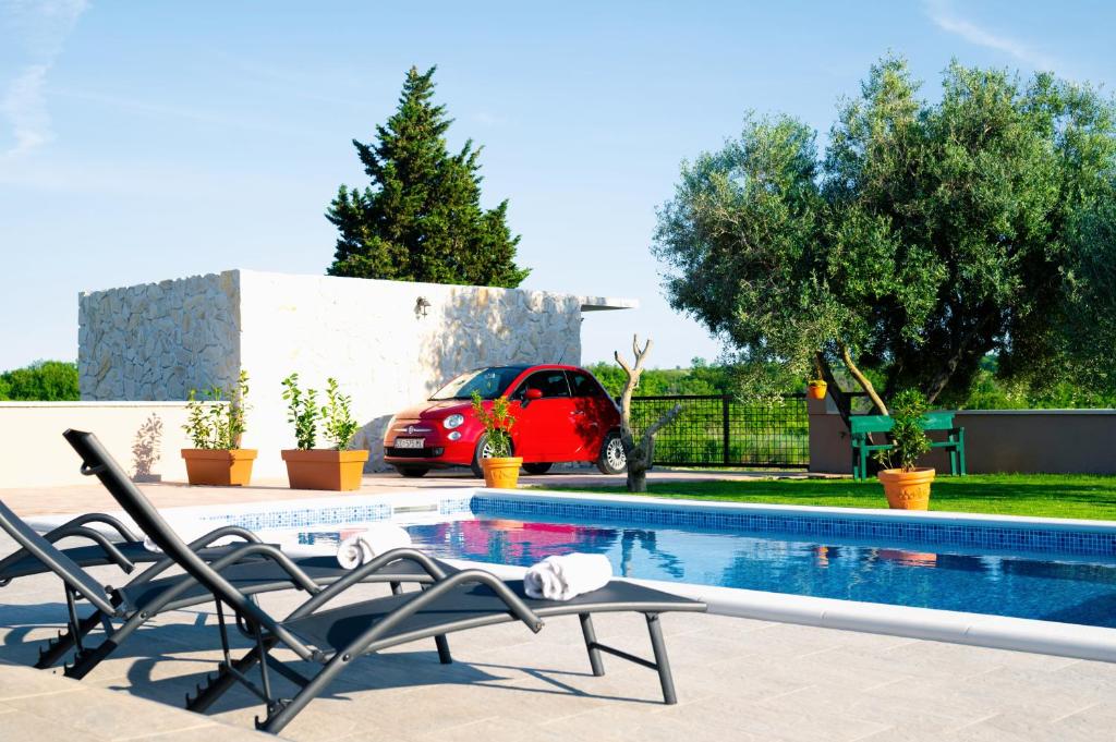 Bazén v ubytovaní Villa Gode -secluded house with heated pool near the beach alebo v jeho blízkosti