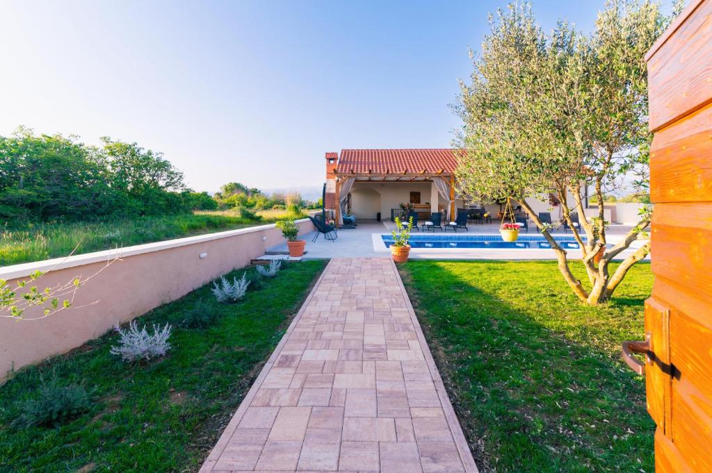 Vonkajšia záhrada v ubytovaní Villa Gode -secluded house with heated pool near the beach
