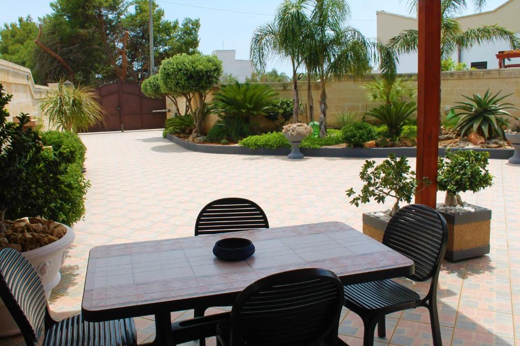 a patio with a table and chairs in a courtyard at Monolocale Letizia in Porto Cesareo