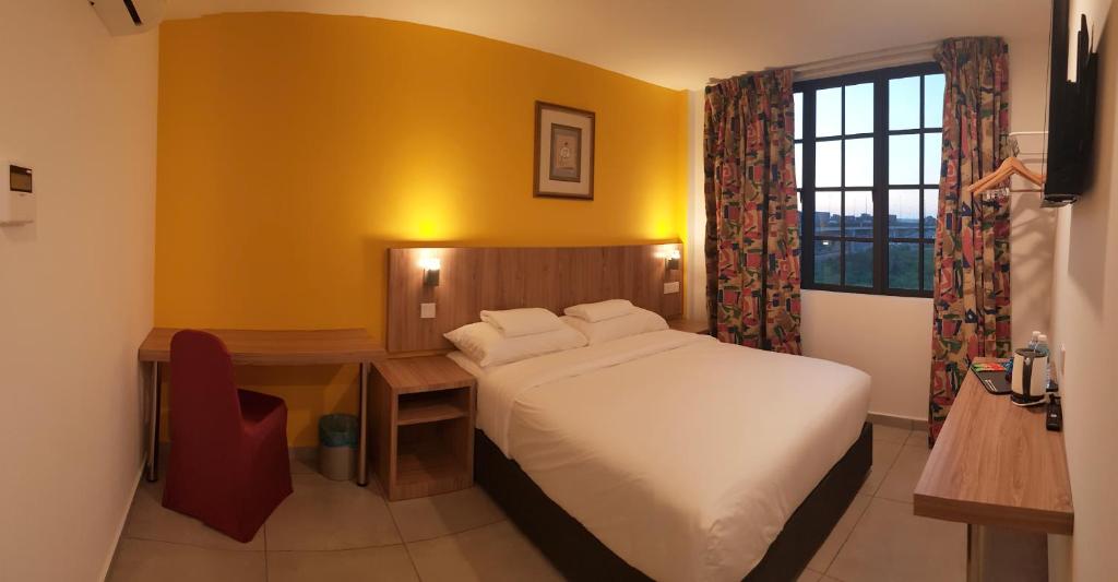 Postel nebo postele na pokoji v ubytování HOTEL ORKID PORT KLANG
