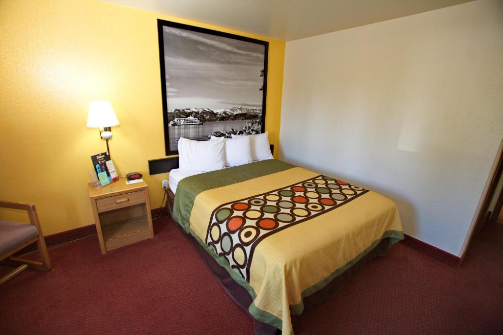 Postel nebo postele na pokoji v ubytování Super 8 by Wyndham Elko