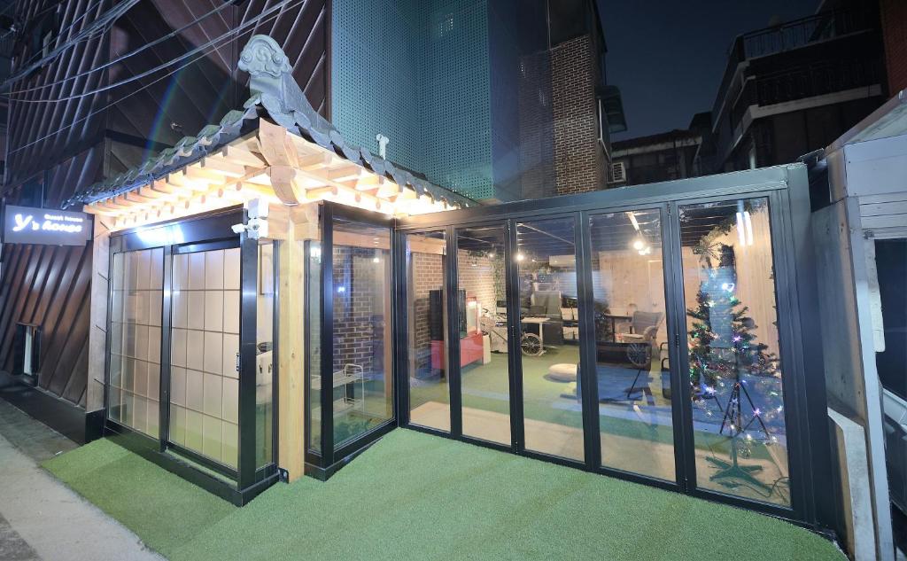 un edificio con una estrella a su lado en Y's house, en Seúl