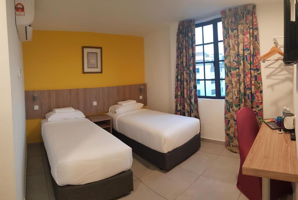 Postel nebo postele na pokoji v ubytování HOTEL ORKID PORT KLANG
