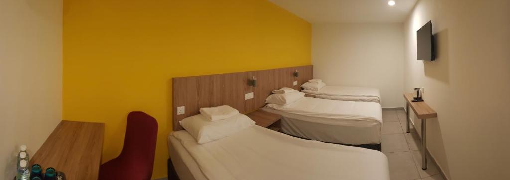 Postel nebo postele na pokoji v ubytování HOTEL ORKID PORT KLANG