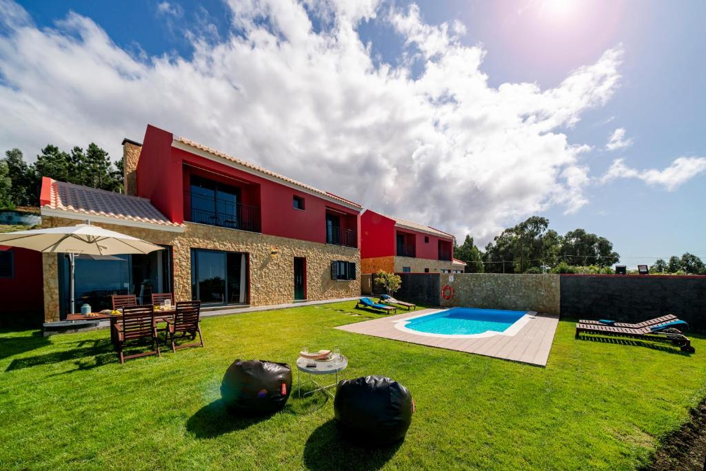una casa con un patio con piscina en Vilas Felicidade Rocha by An Island Apart, en Ponta do Pargo