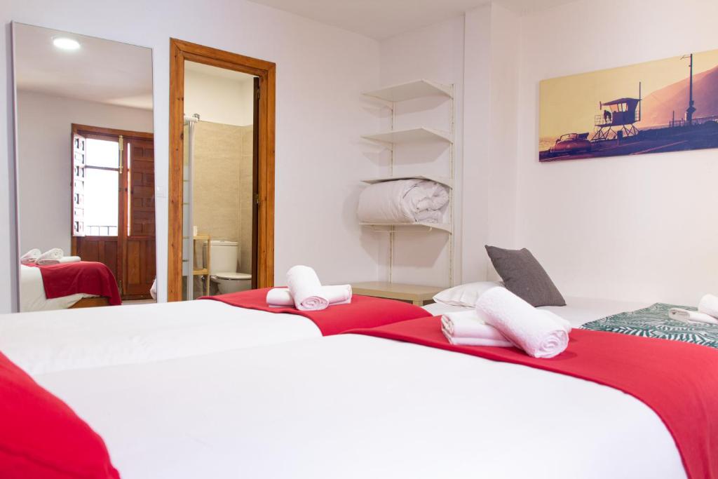 Posteľ alebo postele v izbe v ubytovaní 1D Apartamento con vistas a la Alhambra