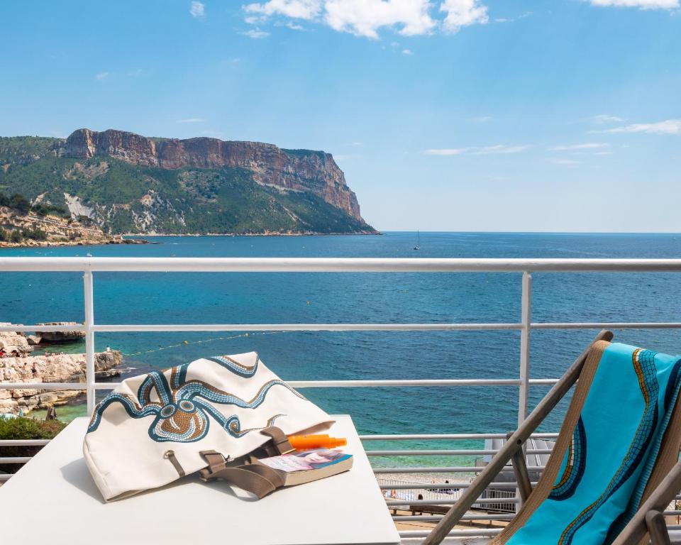 uma mesa num navio de cruzeiro com vista para o oceano em Hotel de La Plage - Mahogany em Cassis