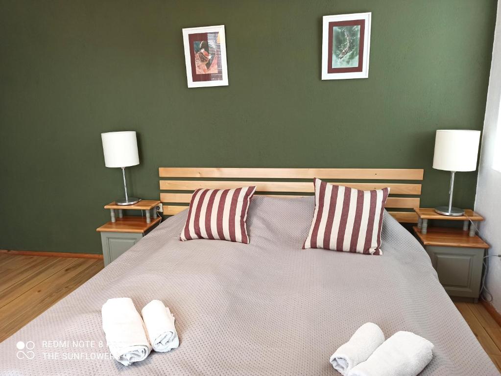 A bed or beds in a room at Guest House Sunflowers
