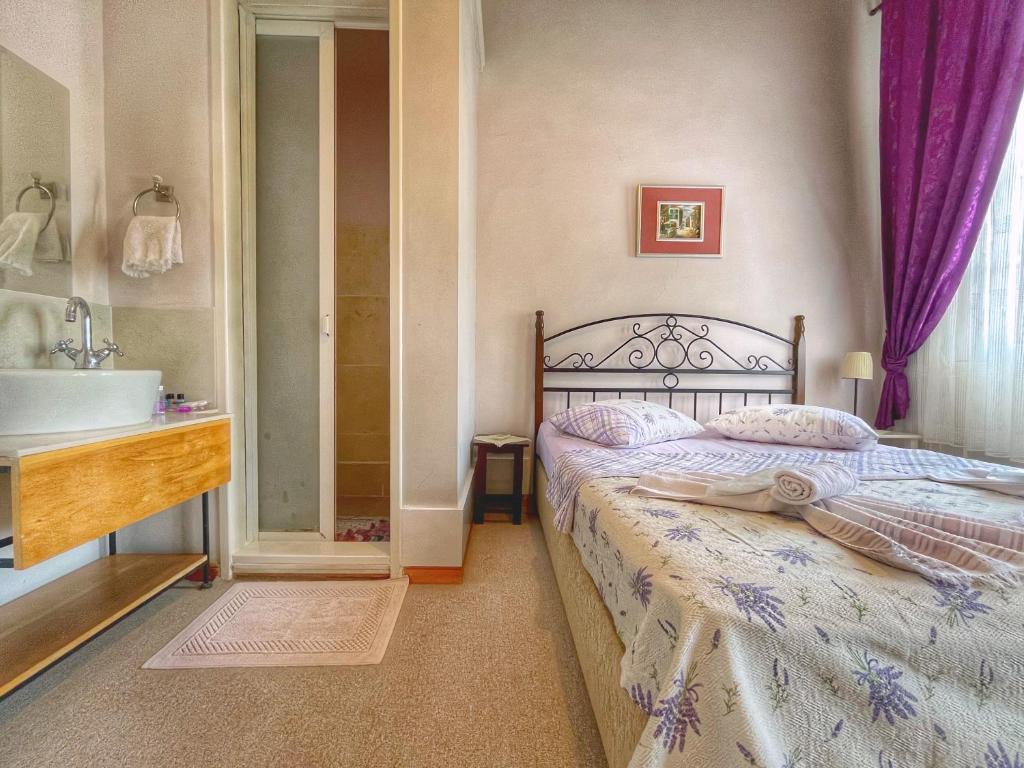 A bed or beds in a room at Eolya Konuk Evi