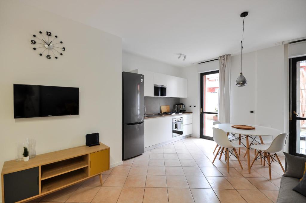 A kitchen or kitchenette at CaseOspitali - Casa Cri&Eli, super trilocale con terrazzo in zona Lambrate per 5