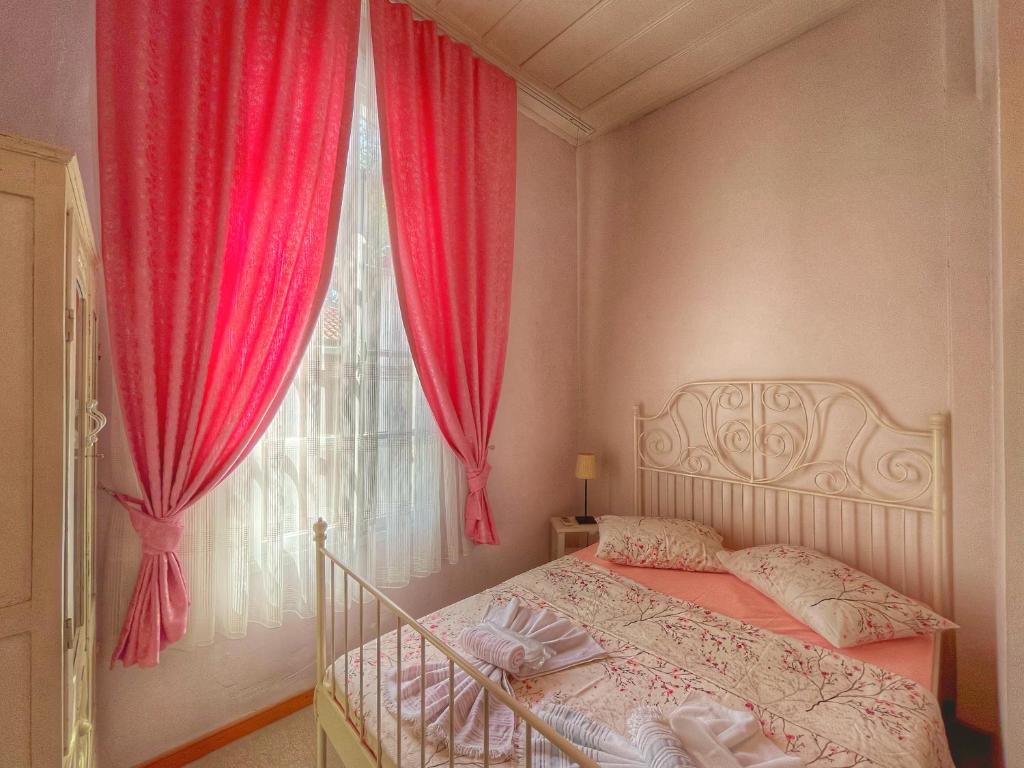 A bed or beds in a room at Eolya Konuk Evi