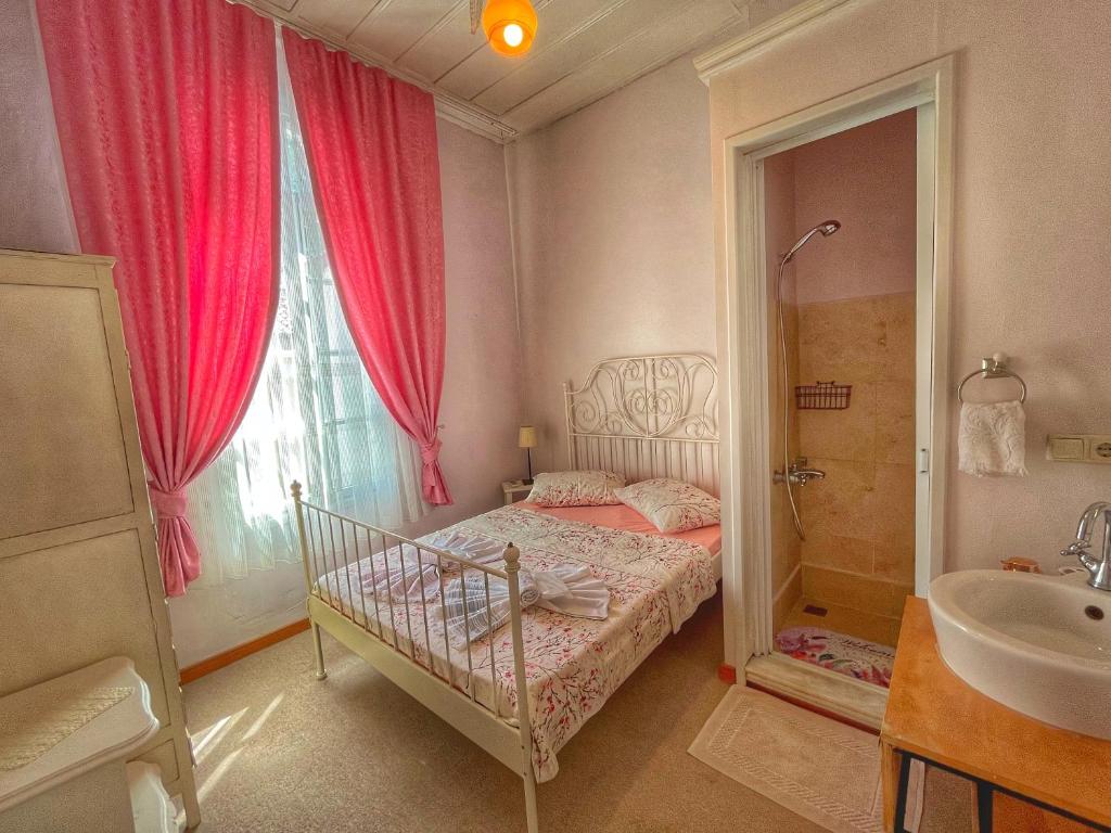 A bed or beds in a room at Eolya Konuk Evi