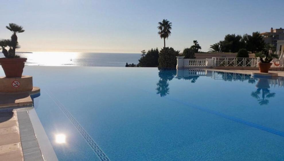 Zdjęcie z galerii obiektu Magnifique 2p piscine terrasse aperçu mer parking w Cannes