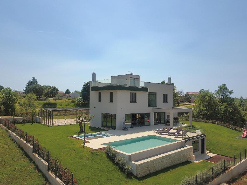 una vista aérea de una casa con piscina en Villa Grisi, en Vižinada