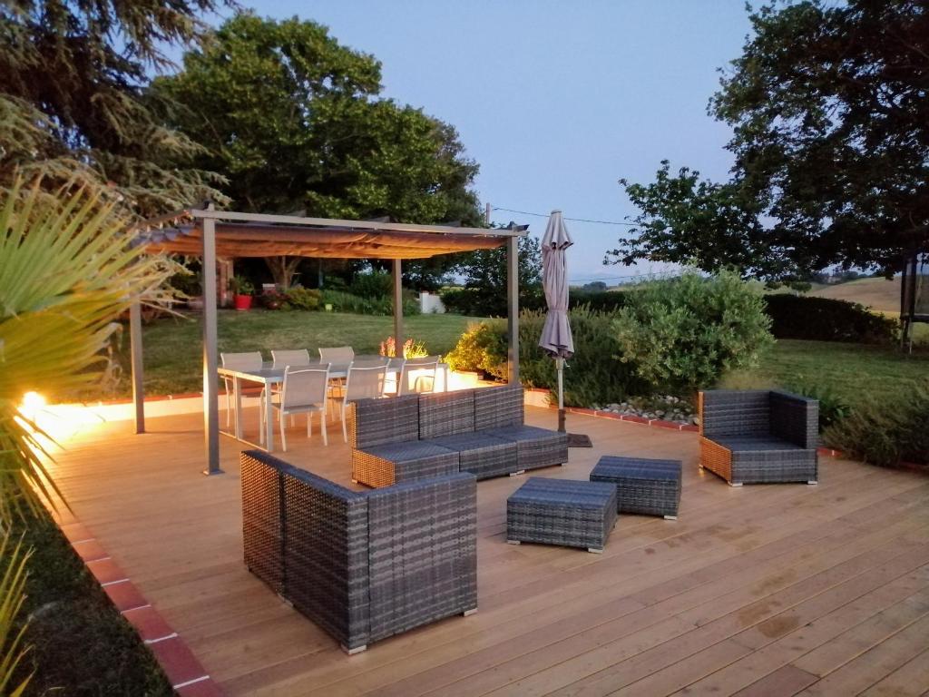 Zahrada ubytování Maison avec vue Pyrénées et piscine chauffée