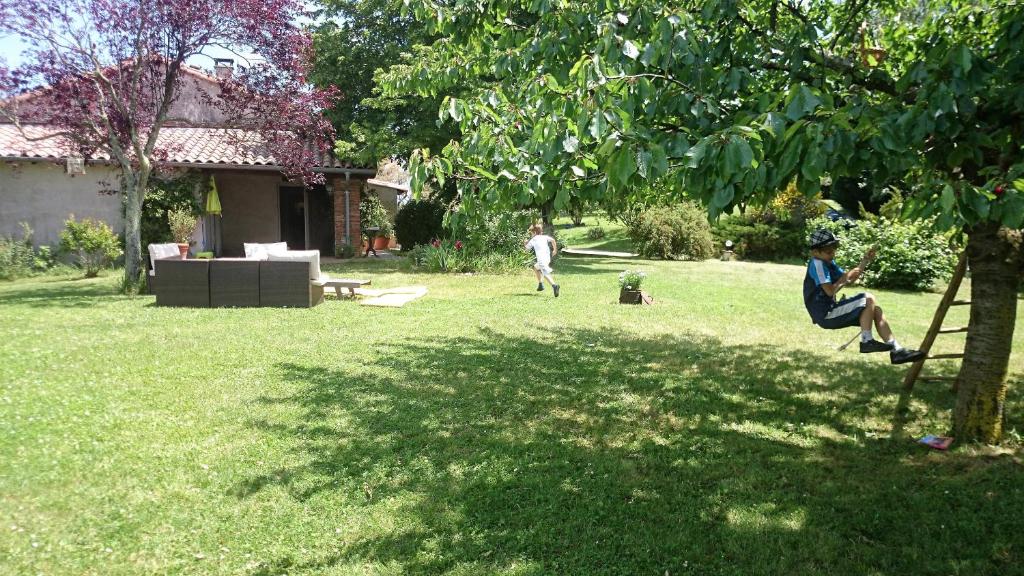 Zahrada ubytování Maison avec vue Pyrénées et piscine chauffée