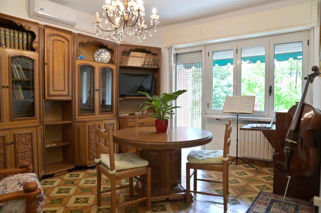 Habitación con mesa, sillas y piano en Casa Serena, en Ivrea