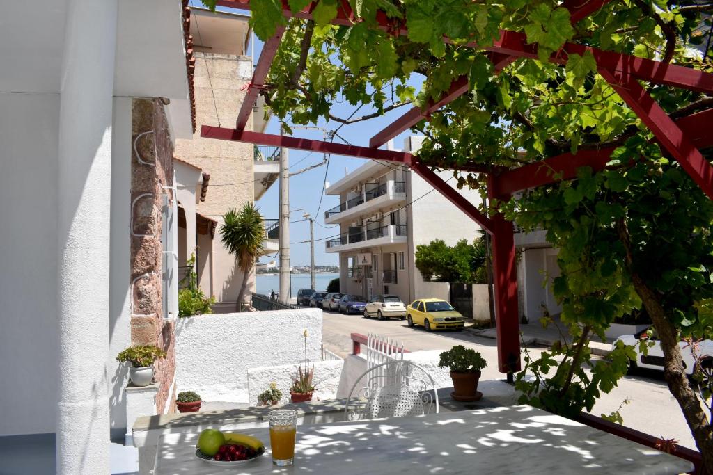 una mesa con un bol de fruta en la parte superior de una calle en The Greek side of life!, en Artemida