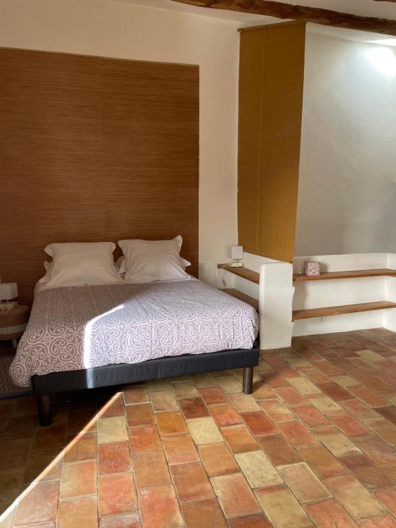 Posteľ alebo postele v izbe v ubytovaní Le Petit Egregore, patio et climatisation