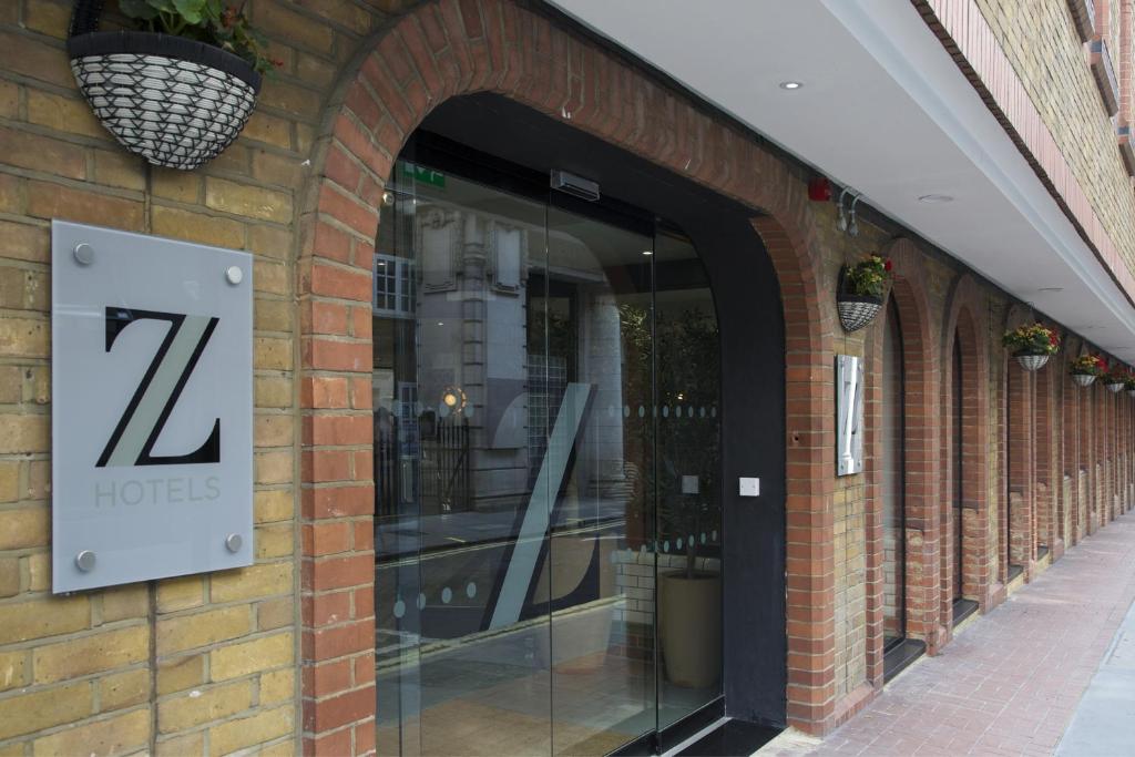 uma vitrine com uma placa num edifício de tijolos em The Z Hotel Piccadilly em Londres