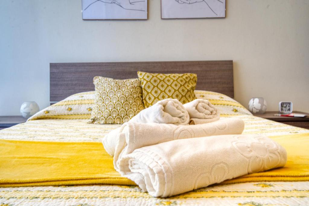 A bed or beds in a room at CaseOspitali - Casa Luce, a due passi dal San Raffaele