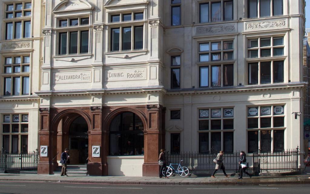 um grande edifício com pessoas andando na frente dele em The Z Hotel Shoreditch em Londres