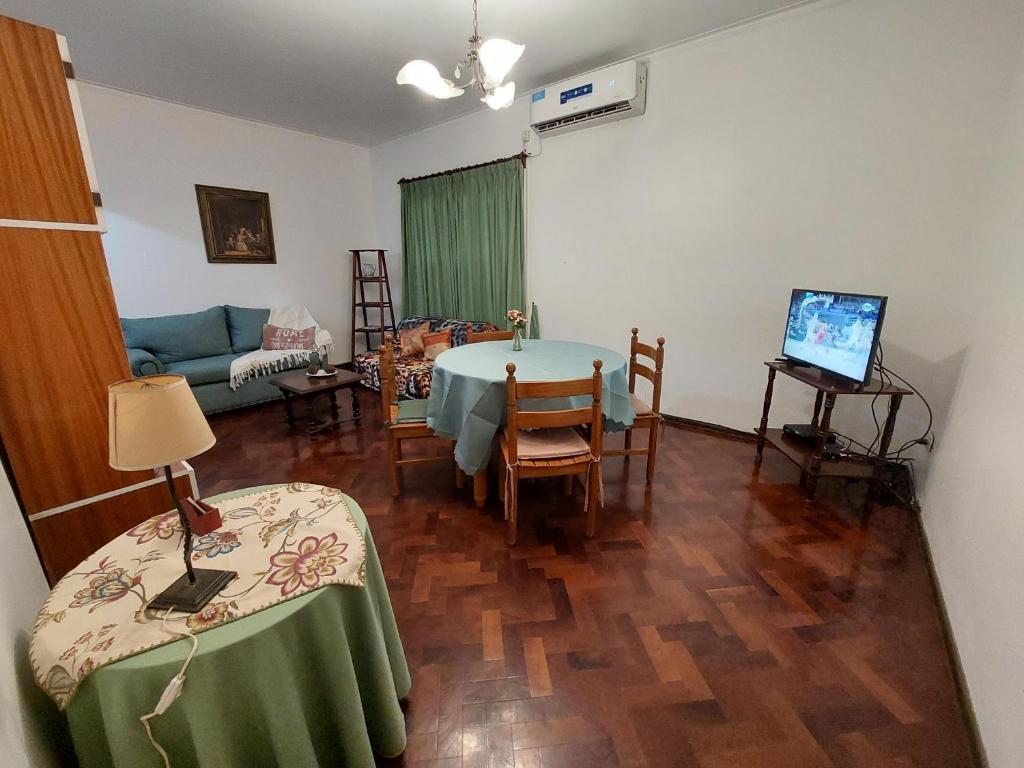 sala de estar con mesa y sofá en Departamento peatonal Mendoza en Mendoza