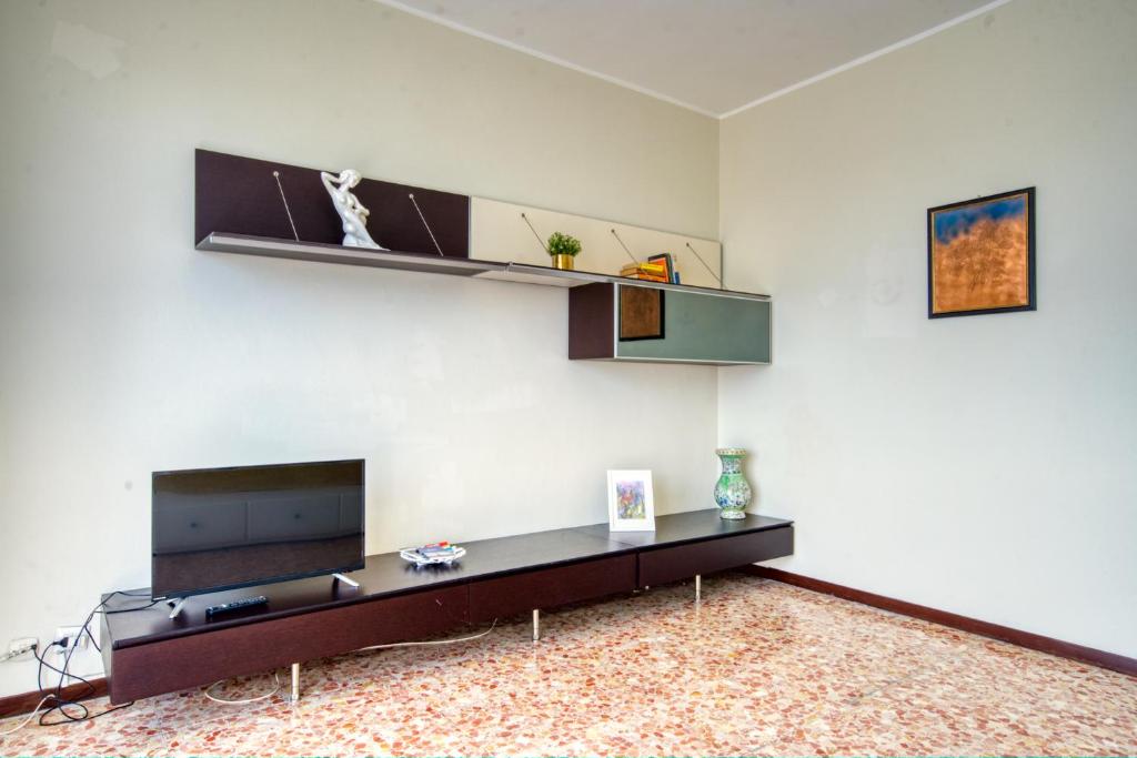 A television and/or entertainment centre at CaseOspitali - Casa Luce, a due passi dal San Raffaele