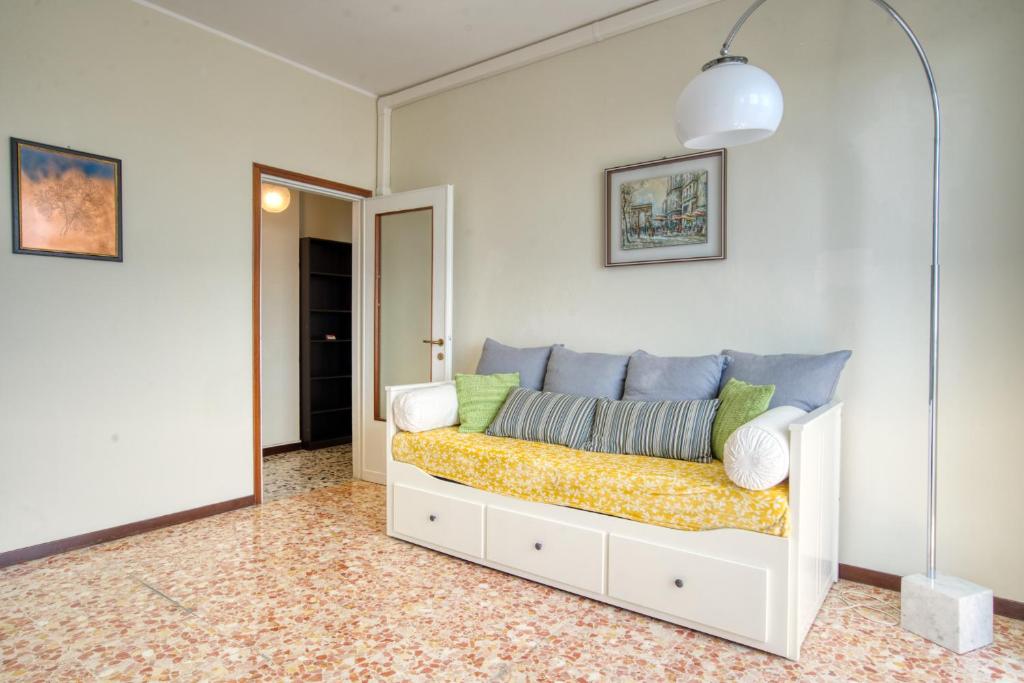 A bed or beds in a room at CaseOspitali - Casa Luce, a due passi dal San Raffaele