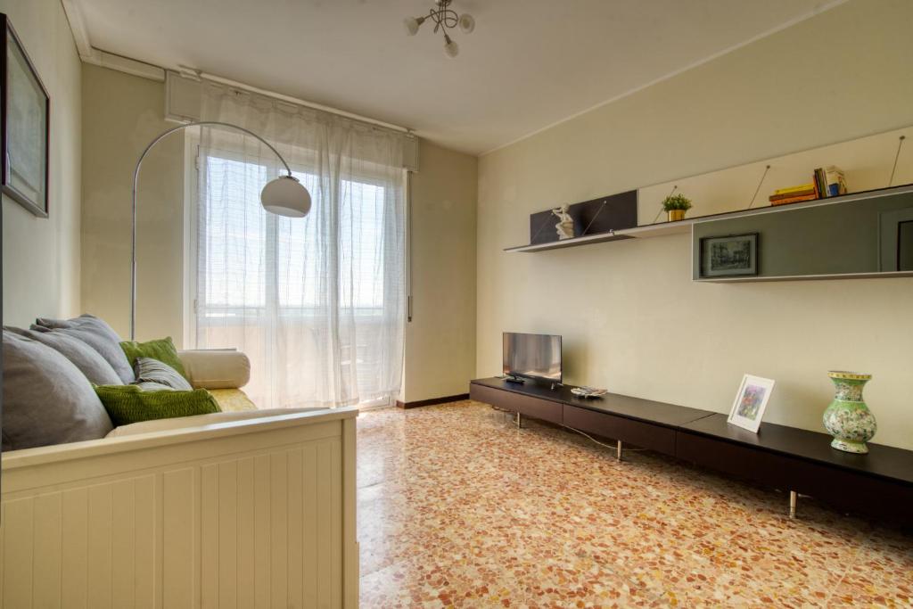 A television and/or entertainment centre at CaseOspitali - Casa Luce, a due passi dal San Raffaele
