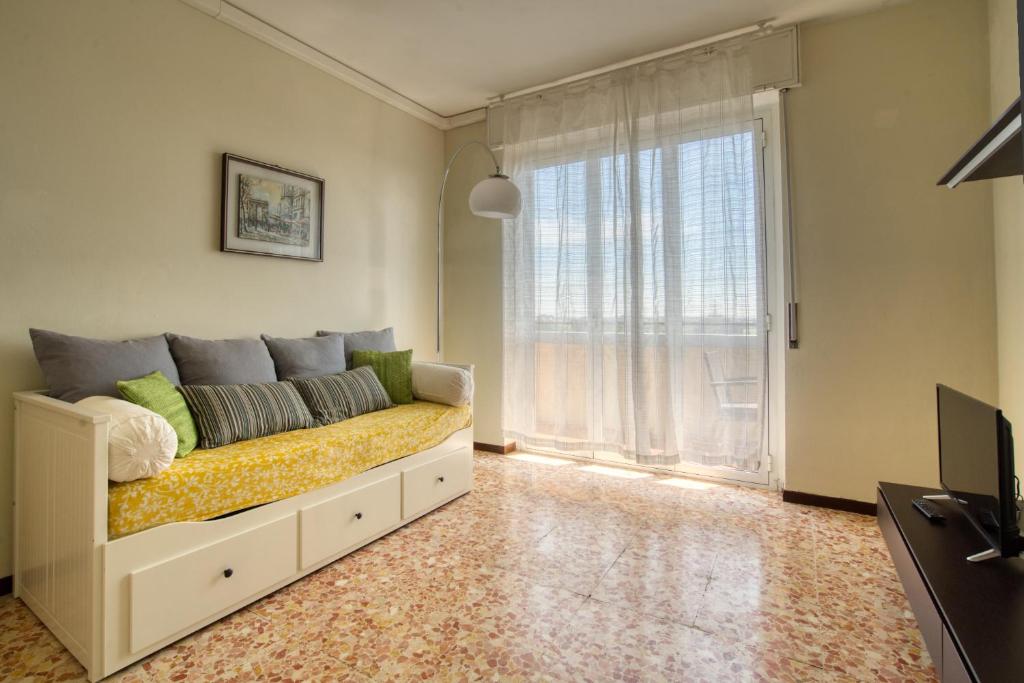 A television and/or entertainment centre at CaseOspitali - Casa Luce, a due passi dal San Raffaele