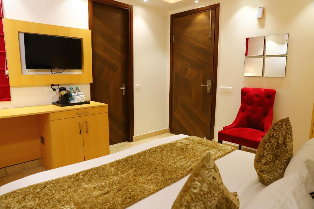 TV a/nebo společenská místnost v ubytování Hotel Malbork Inn Rajouri Garden Delhi - Couple Friendly Local IDs Accepted
