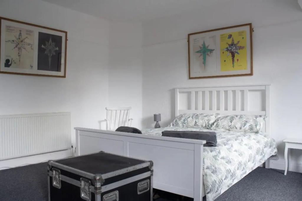 a bedroom with a white bed with a black trunk at Trendy 1 Bedroom Apartment in Kings Cross in London