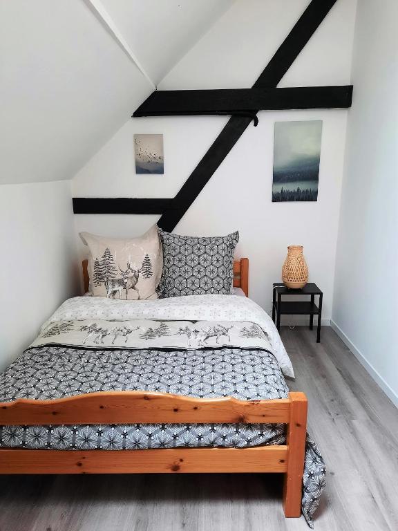 a bedroom with a bed in a room at Gîte L'Equilibre - Lac/montagnes- Familles-groupes in Kruth