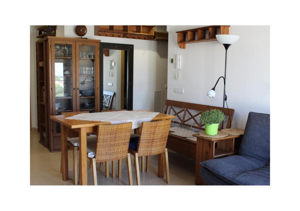een woonkamer met een eettafel en een bank bij Lo Mirador del Passador in Sant Jaume d'Enveja