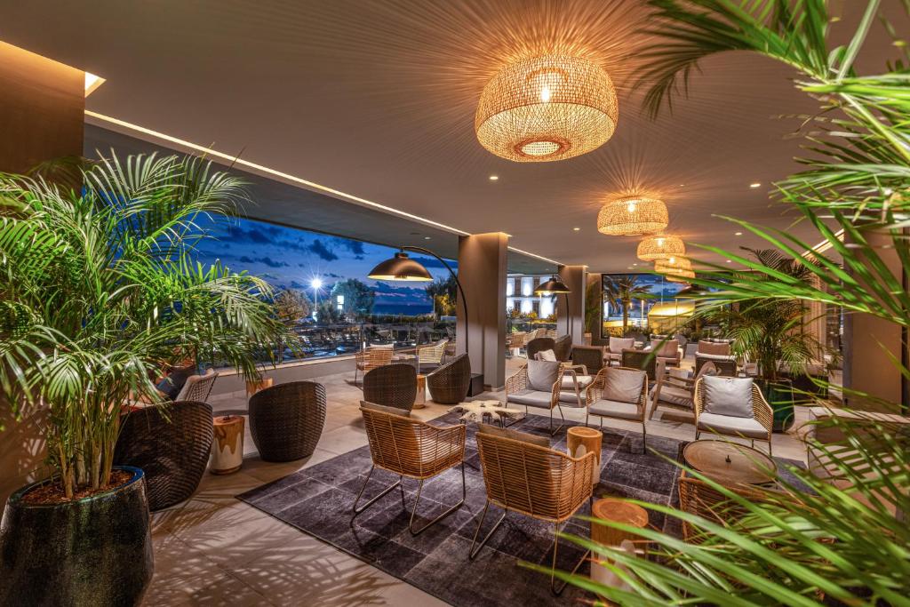 Un lugar para sentarse en Hotel Faro, a Lopesan Collection Hotel - Adults Only