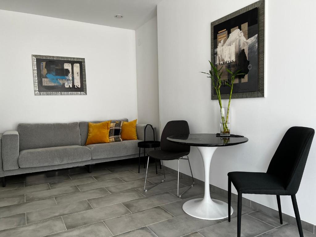 10min to the beach and 10min to the city centre