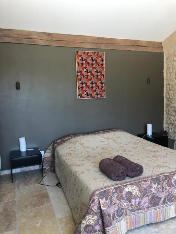 卡瓦永的住宿－charmant loft à la campagne，一间卧室配有一张带两个枕头的床