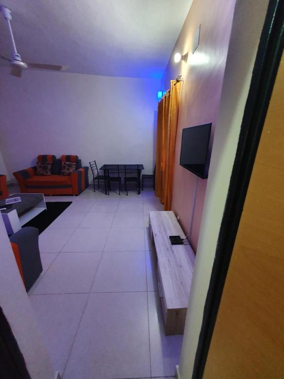 En tv och/eller ett underhållningssystem på Appartement Meuble AU GOLF Bamako