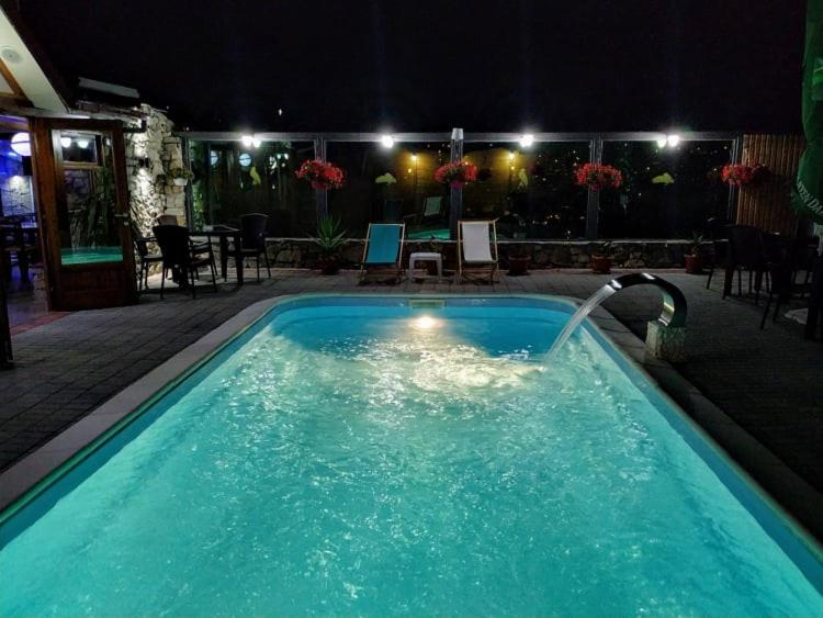 Bazén v ubytování Hotel VilaGora Krushevo nebo v jeho okolí