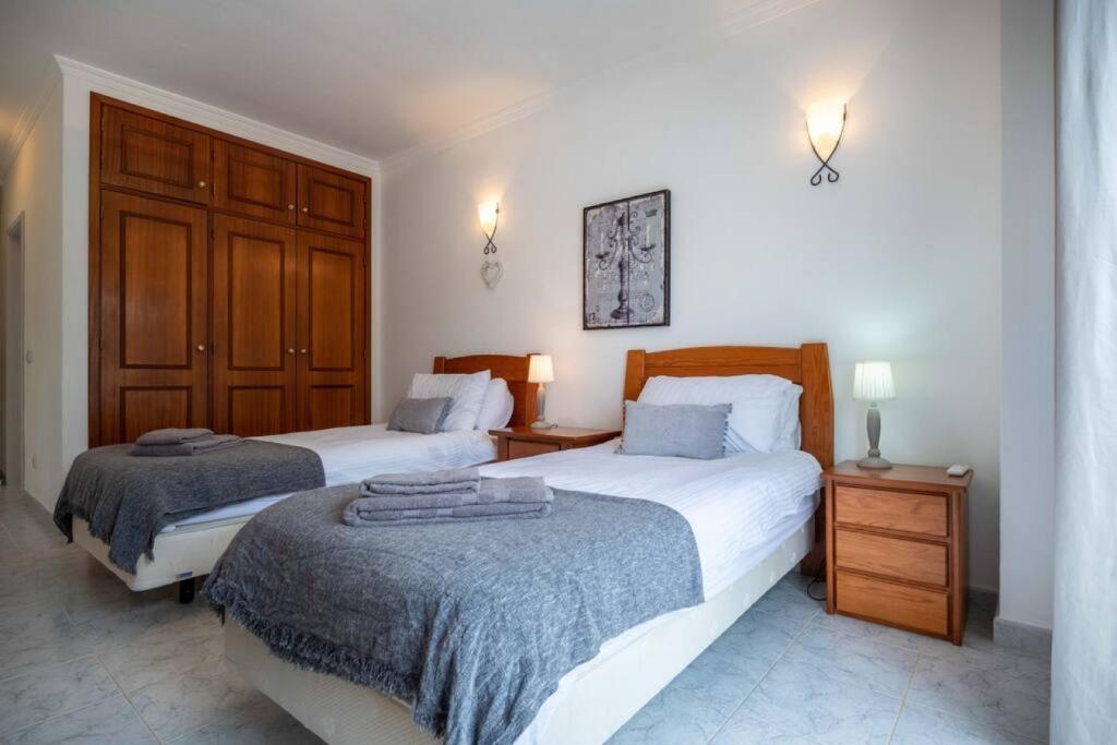 Postel nebo postele na pokoji v ubytování Villa Estrella - Praia da Luz