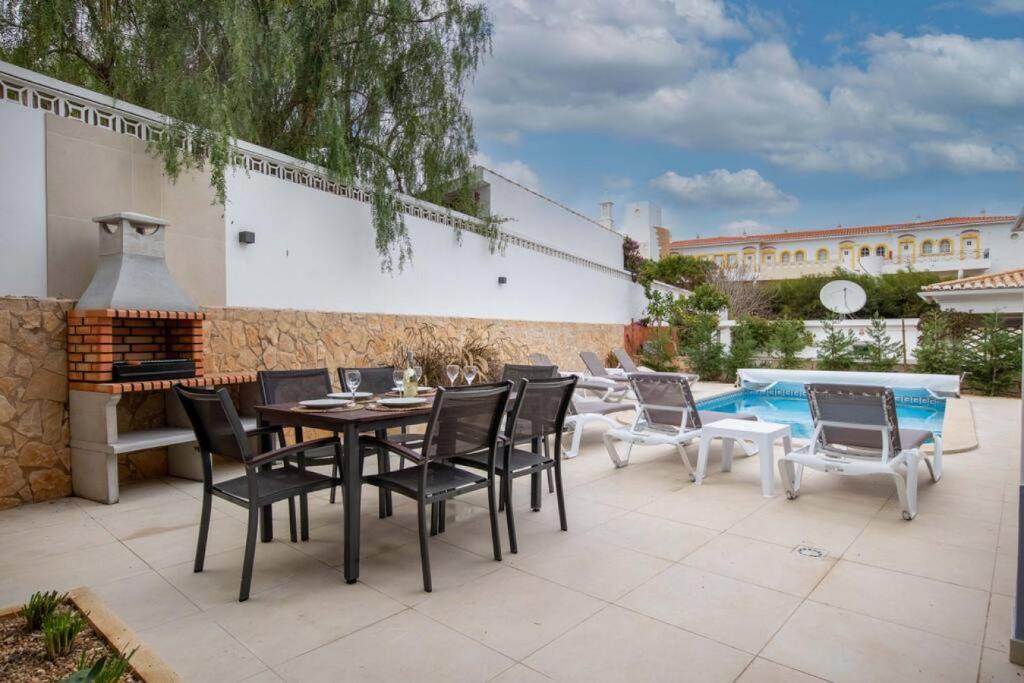 Bazén v ubytování Villa Estrella - Praia da Luz nebo v jeho okolí
